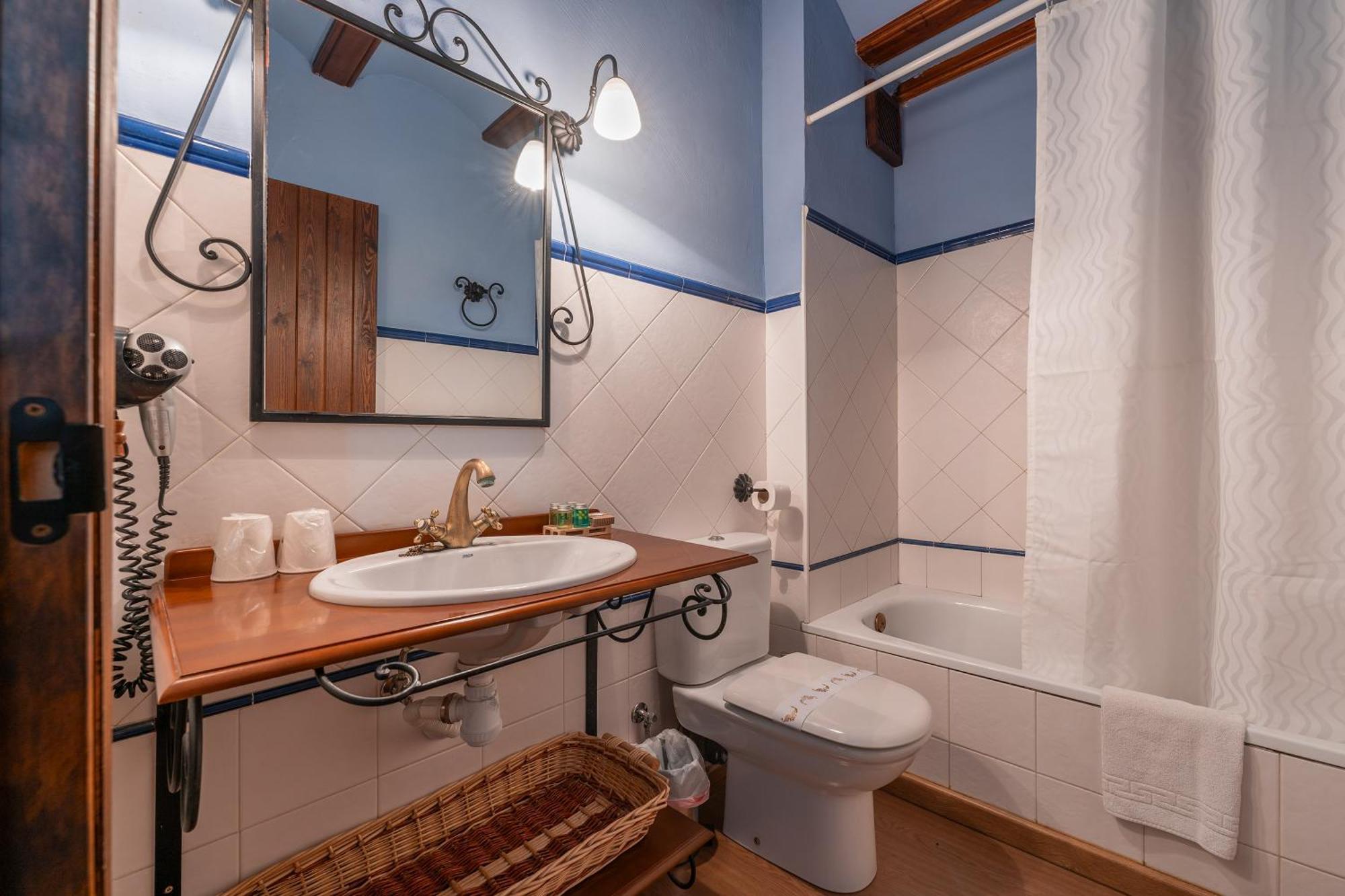 Hotel - Restaurante Prado Del Navazo الباراثين المظهر الخارجي الصورة